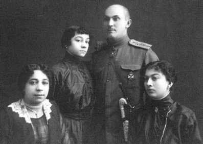 Дочери Варвары Васильевны: вторая слева — Тамара Федоровна, крайняя справа — Елена Федоровна Панины.