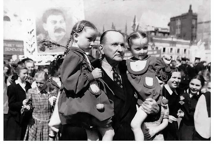 А. Вертинский с дочерьми Марианной и Анастасией на первомайской демонстрации
