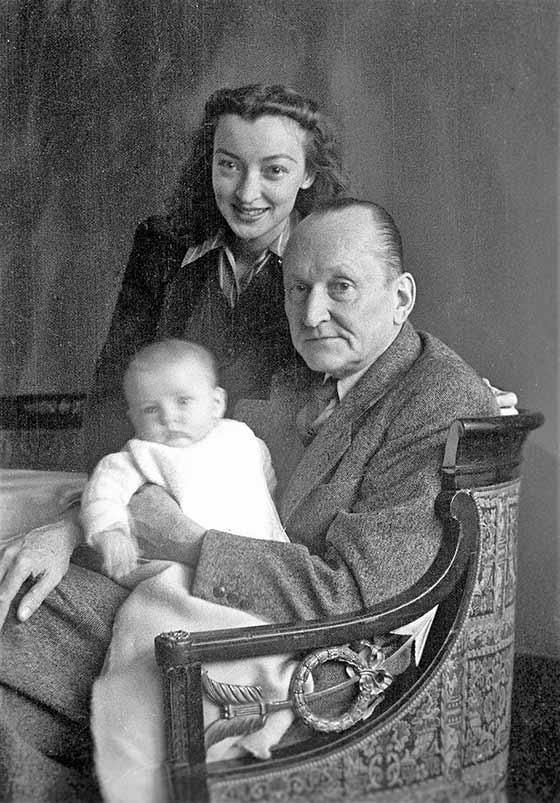 А.Вертинский с женой Лидией и дчерью Анастасией, Москва, 1945 