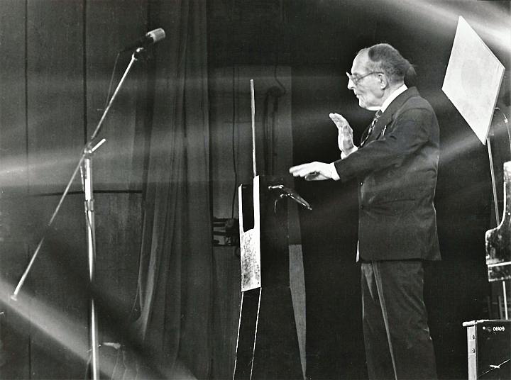 Лев Термен на сцене казанского Молодежного центра, г.Казань, 1987 год
