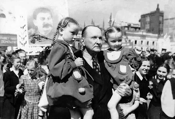 А.Вертинский с дочерьми Марианной и Анастасией на первомайской демонстрации 40-е
