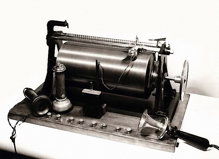 Телеграфон Поульсена – первая модель 1898 г