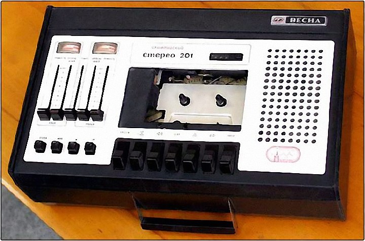 Один из первых кассетных стереофонических магнитофонов «Весна-201-стерео»