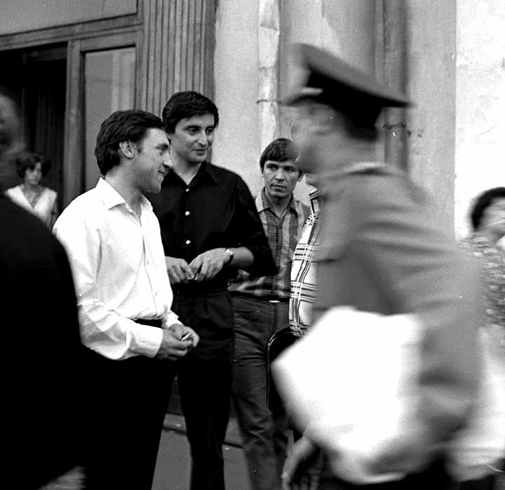 В.Высоцкий и В.Смехов у театра на Таганке. Москва 1976 г