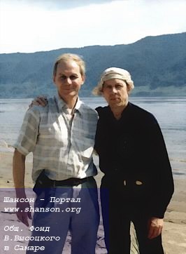 Михаил Трифонов и Валерий Золотухин на берегу Волги во время ХХХ Грушинского фестиваля, 5 июля 2003 года