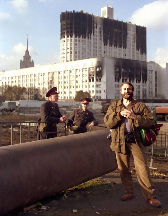 Саша Зелкин у Белого Дома - Москва, октябрь 1993